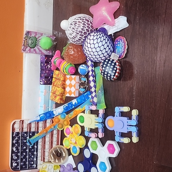 Assorted Kid's Fidget Toys and other cool toys - Picture 3 of 3